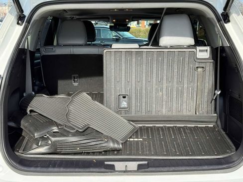 Used 2022 Toyota Highlander XLE image 40