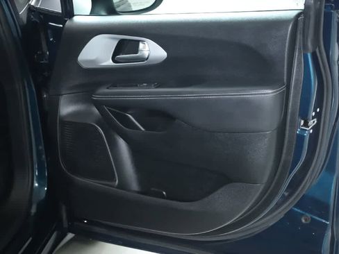 Used 2023 Chrysler Pacifica Touring-L w/ Uconnect Theater Family Group AWD/4WD image 35