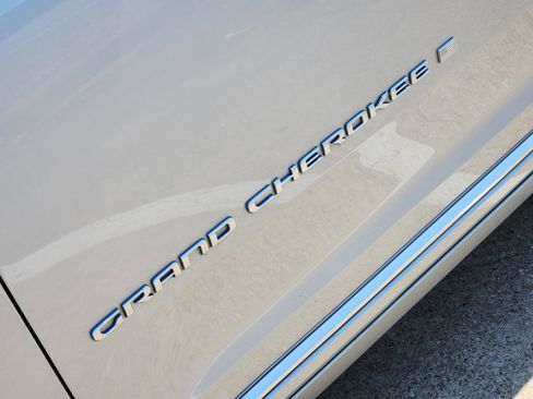 Used 2022 Jeep Grand Cherokee Summit AWD/4WD image 15