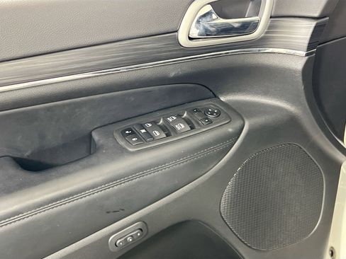 Used 2022 Jeep Grand Cherokee Limited image 16