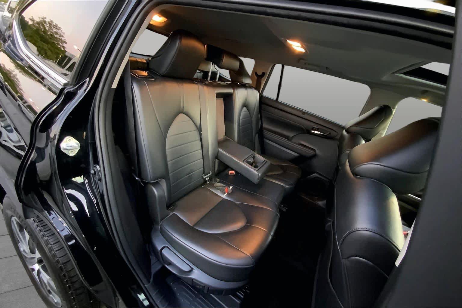 Used 2022 Toyota Highlander XLE FWD image 17