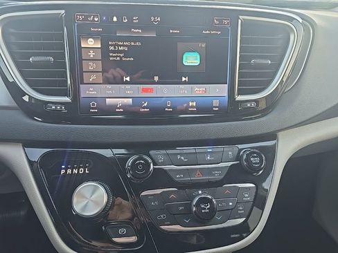 Used 2023 Chrysler Pacifica Touring-L image 18
