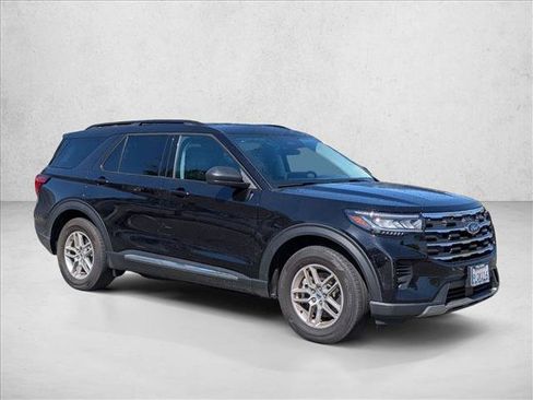 Used 2025 Ford Explorer Active RWD image 3