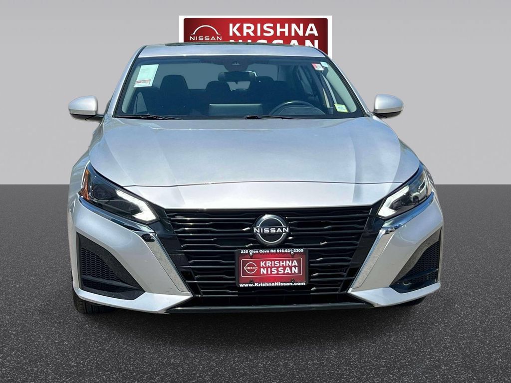 Used 2024 Nissan Altima 2.5 SV w/ SV Premium Package AWD/4WD image 2