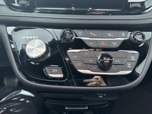 New 2026 Chrysler Pacifica Select image 18