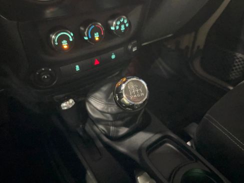 Used 2018 Jeep Wrangler Rubicon w/ Power Convenience Group image 32