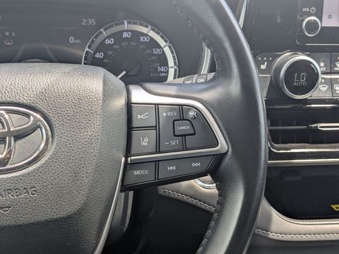 Used 2023 Toyota Highlander XLE AWD/4WD image 20