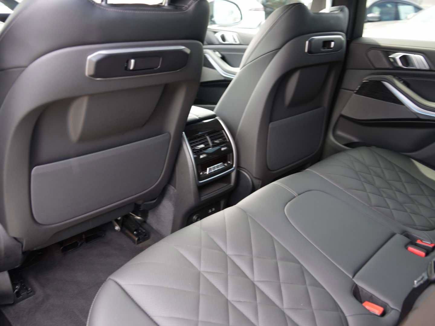 Used 2026 BMW X5 xDrive40i w/ M Sport Package AWD/4WD image 8