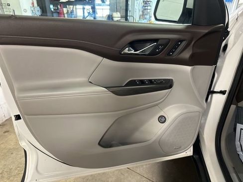 Used 2023 GMC Acadia SLT w/ Preferred Package FWD image 9