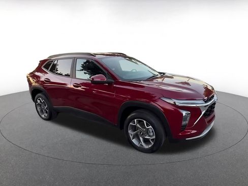 Used 2025 Chevrolet Trax LT image 2