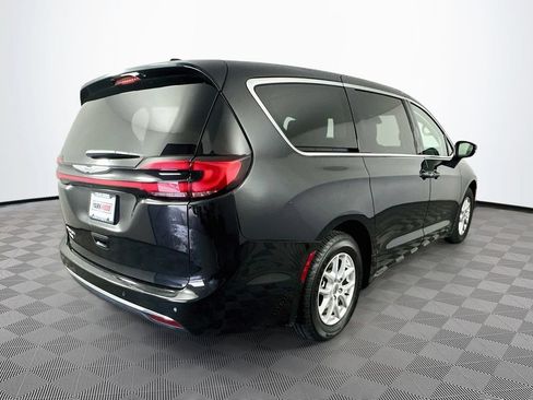 Certified 2023 Chrysler Pacifica Touring-L FWD image 11