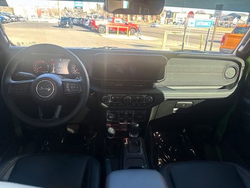 Used 2025 Jeep Wrangler Unlimited Rubicon image 15
