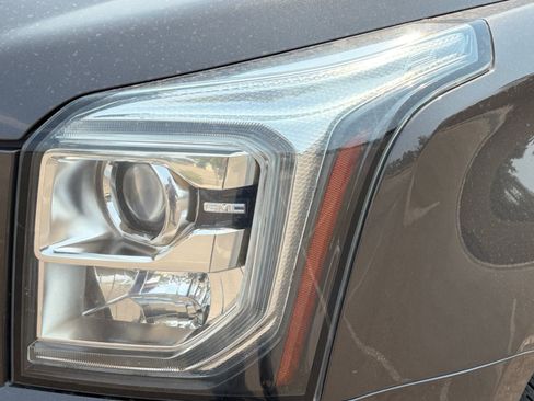 Used 2019 GMC Yukon Denali AWD/4WD image 10