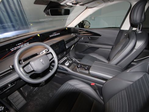 New 2026 Lincoln Nautilus Reserve w/ Jet Appearance Package image 2