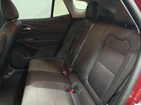 Used 2025 Chevrolet Trax LT w/ LT Convenience Package FWD image 29