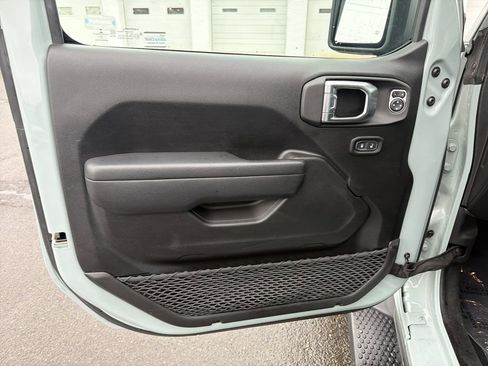 Used 2023 Jeep Wrangler Unlimited w/ Cold Weather Group image 11