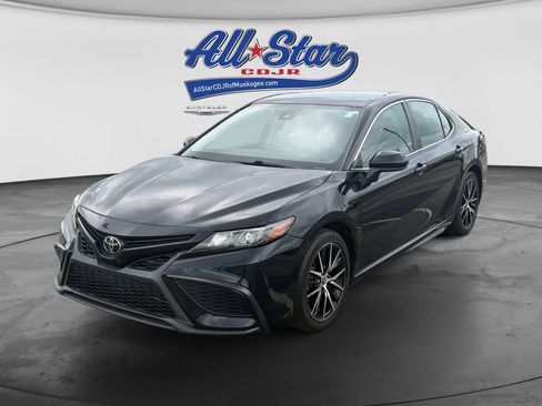 Used 2021 Toyota Camry SE FWD image 3