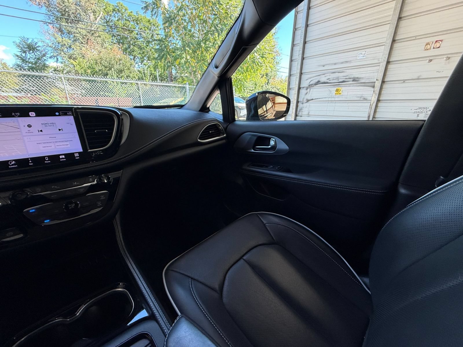 Used 2025 Chrysler Pacifica Limited FWD image 38
