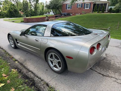 Used 2000 Chevrolet Corvette Coupe w/ Roof Pkg RWD image 8