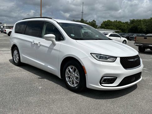 Used 2022 Chrysler Pacifica Touring-L w/ Uconnect Theater Family Group FWD image 2