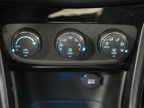 Used 2013 Chrysler 200 Limited image 26