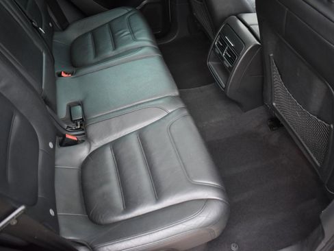 Used 2012 Volkswagen Touareg Sport image 35