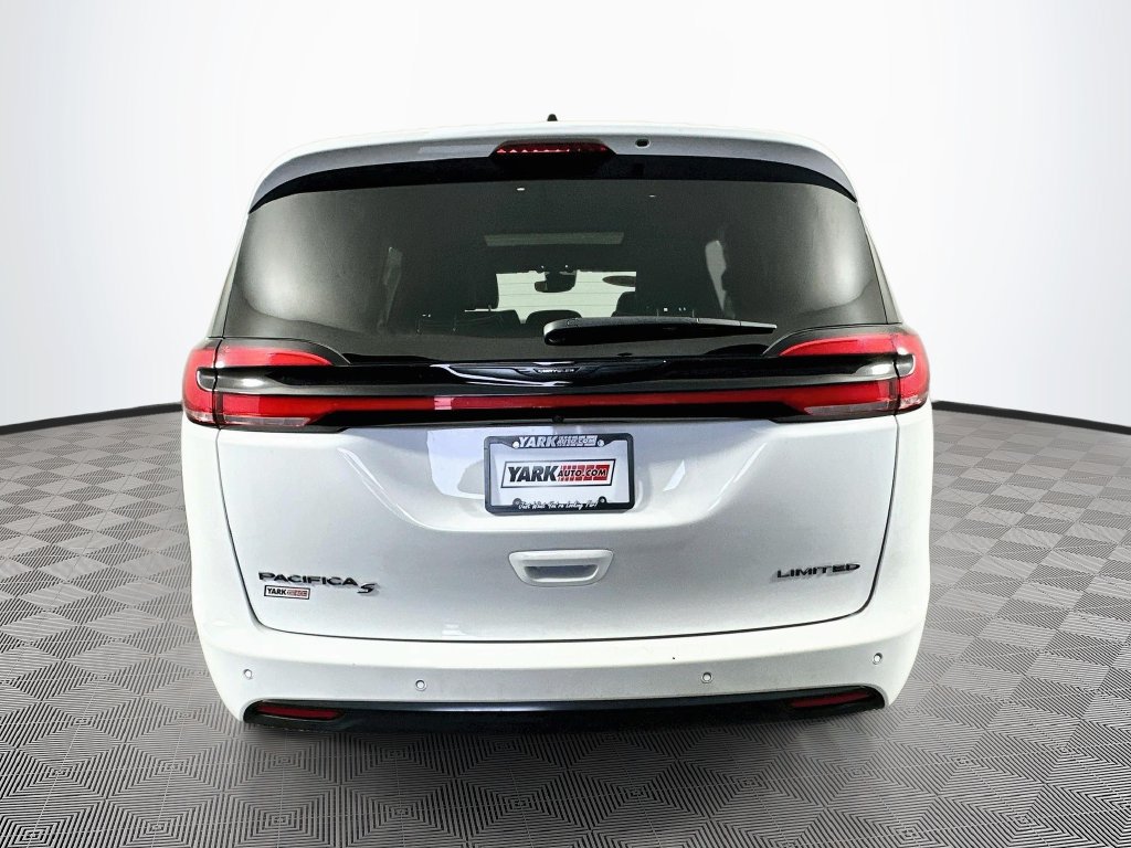 Certified 2025 Chrysler Pacifica Limited FWD image 9