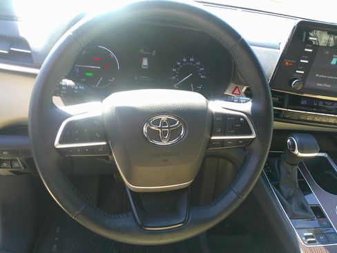 Used 2021 Toyota Sienna XLE image 19