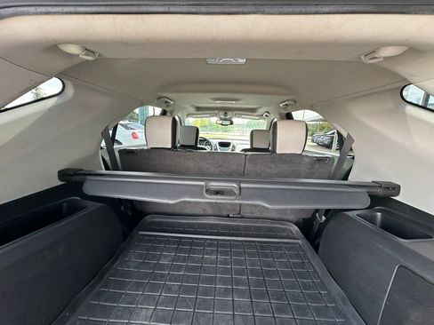 Used 2017 Chevrolet Equinox Premier w/ Enhanced Convenience Package FWD image 10