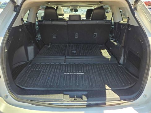 Used 2020 Toyota Highlander XLE AWD/4WD image 16