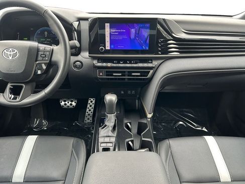 Used 2025 Toyota Camry SE image 12