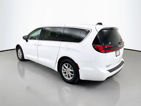 Used 2024 Chrysler Pacifica Touring-L image 5