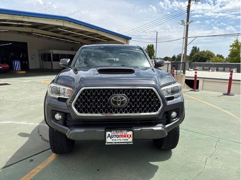 Used 2018 Toyota Tacoma TRD Sport image 4