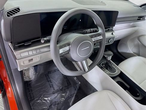 Certified 2025 Hyundai Kona SE image 18