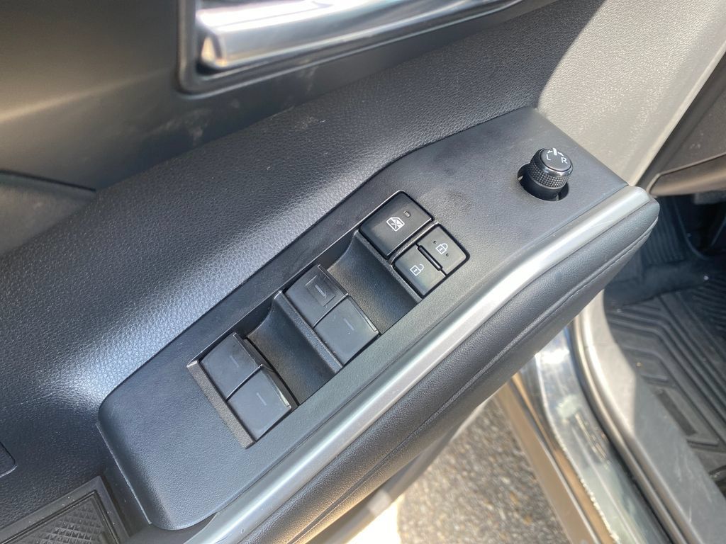 Used 2021 Toyota Highlander XLE AWD/4WD image 19