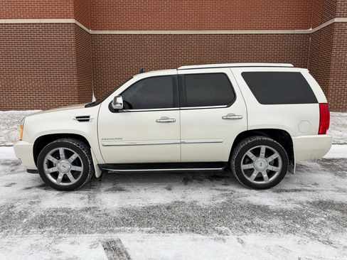 Used 2011 Cadillac Escalade Luxury image 2