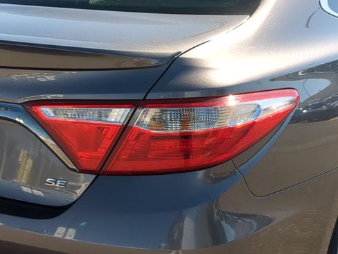 Used 2016 Toyota Camry SE w/ Moonroof Package FWD image 11