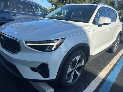 Used 2025 Volvo XC40 B5 Plus AWD/4WD image 2