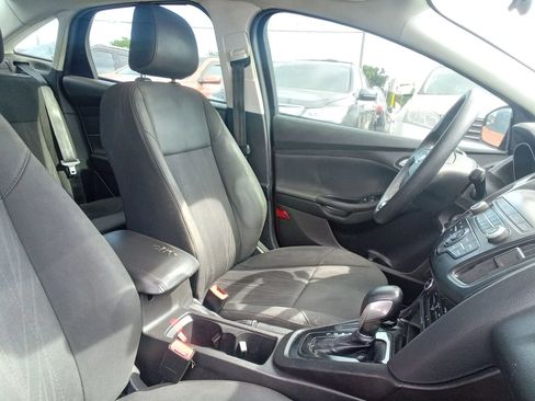 Used 2018 Ford Focus SE w/ SE Appearance Package FWD image 18