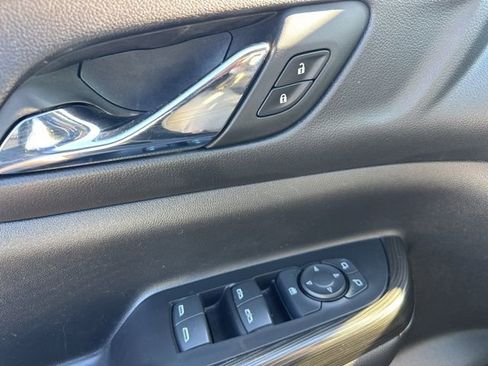 Used 2023 GMC Acadia SLT image 25