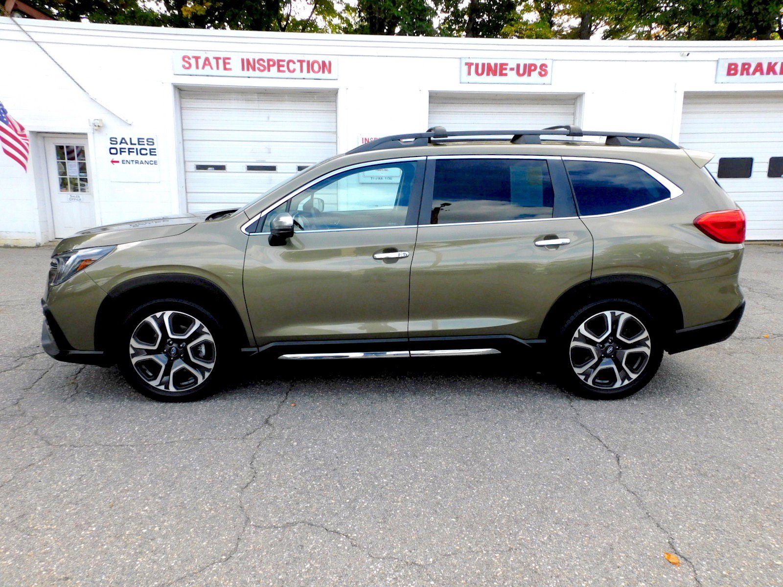 Used 2023 Subaru Ascent Touring AWD/4WD image 2