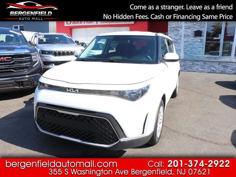 Used 2023 Kia Soul LX FWD image 1