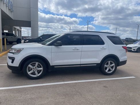 Used 2018 Ford Explorer XLT image 4