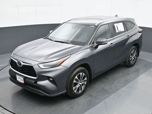 Used 2024 Toyota Highlander XLE AWD/4WD image 17