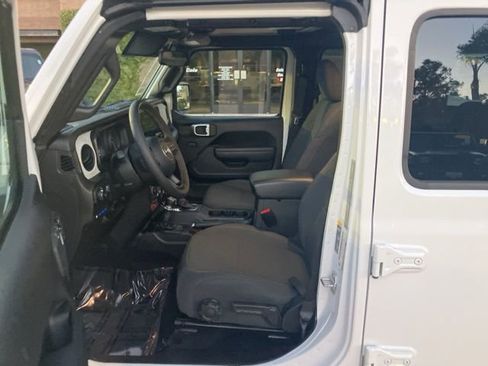 Used 2024 Jeep Wrangler Unlimited image 12