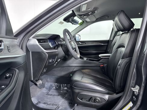 Used 2023 Jeep Grand Cherokee L Limited w/ Black Appearance Package image 4