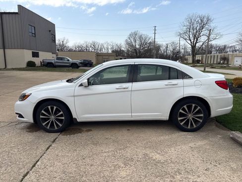 Used 2013 Chrysler 200 Touring w/ S Exterior Appearance Pkg FWD image 4
