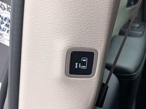 Used 2023 Chrysler Pacifica Touring-L FWD image 21