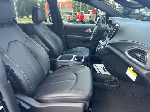 New 2026 Chrysler Pacifica Select image 23