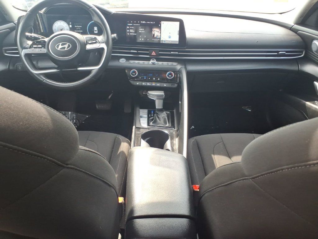 Used 2025 Hyundai Elantra SEL FWD image 12